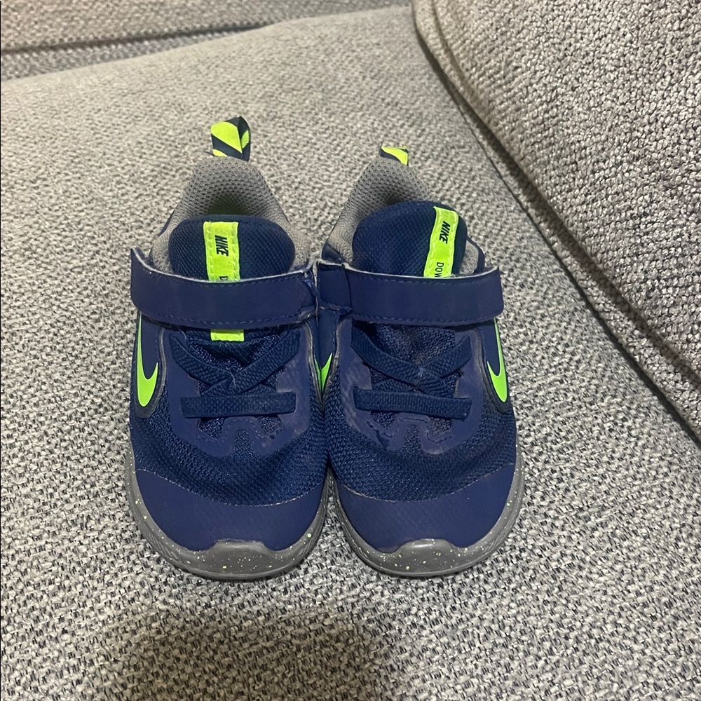 Nike Kids Navy and Neon Green Sneakers 7C